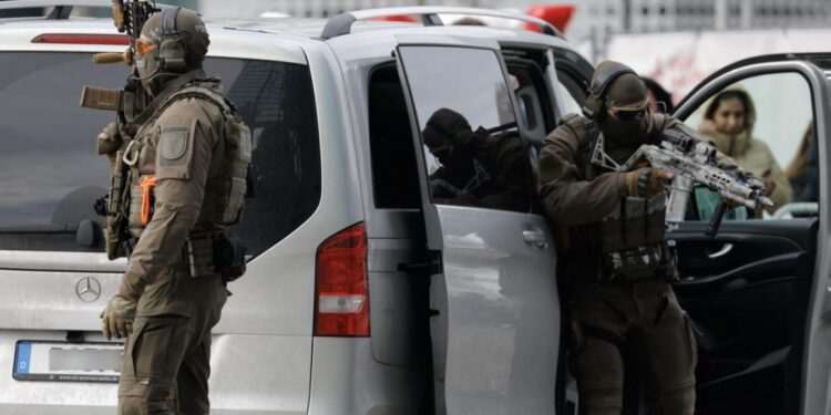 ألمانيا تعتقل سورياً للاشتباه في “تخطيطه لهجوم إرهابي”