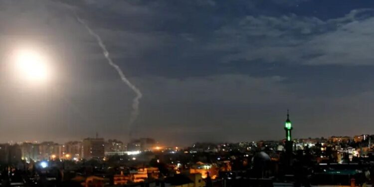 صواريخ إسرائيلية قصفت موقعا لـ “حزب الله” في حمص