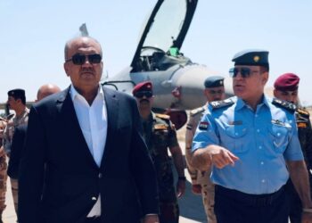 وزير الدفاع يصل قاعدة بلد الجوية