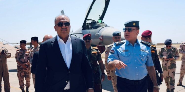 وزير الدفاع يصل قاعدة بلد الجوية