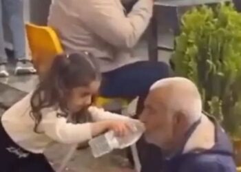 بالفيديو ..طفلة عراقية تخطف القلوب  ,, تسقي مشردًا بيديها