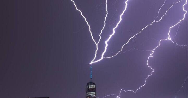 البرق يضرب مركز التجارة العالمي في أمريكا
