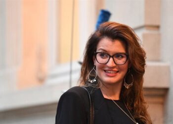 مجلة “بلاي بوي” تنشر صورة فاضحة لوزيرة فرنسية