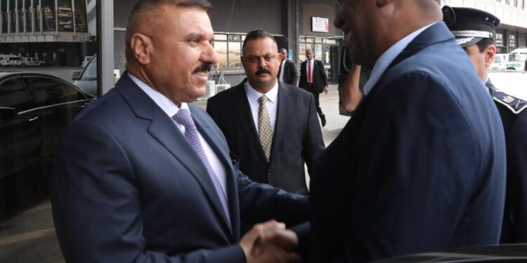 وزير الداخلية يستقبل نظيره السوداني من أرض مطار بغداد الدولي