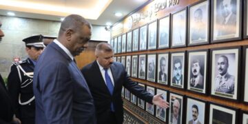 وزير الداخلية يستقبل نظيره السوداني في مقر الوزارة