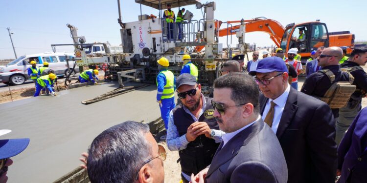 السوداني يطّلع ميدانياً على أعمال التطوير والتأهيل في مدخل بغداد الشمالي