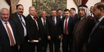 وزير الداخلية يقيم مأدبة إفطار للضباط المتقاعدين .. واصفاً إياهم (بفخر المؤسسة الأمنية)