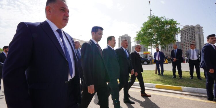 السوداني يعلن فتح طريق مطار بغداد الدولي كمرحلة أولى أمام العجلات الخاصة بالمواطنين المسافرين