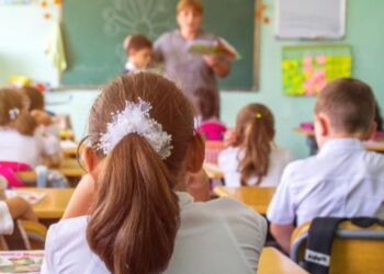 معلم اميريكي يطلب من تلاميذه كتـــابة “نعــي يُنشر بعد وفاتهم”