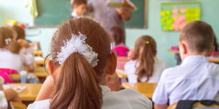 معلم اميريكي يطلب من تلاميذه كتـــابة “نعــي يُنشر بعد وفاتهم”