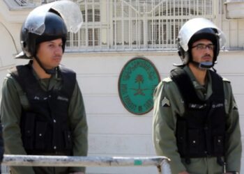 ايران .. بالصور “إزالة اسم نمر النمر” من شارع القنصلية السعودية في مشهد