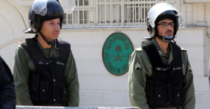 ايران .. بالصور “إزالة اسم نمر النمر” من شارع القنصلية السعودية في مشهد