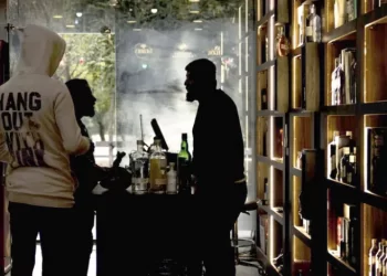 ربط مداهمة النوادي الليلية بقـــانون حظر استيراد الكحول