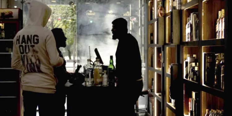 ربط مداهمة النوادي الليلية بقـــانون حظر استيراد الكحول