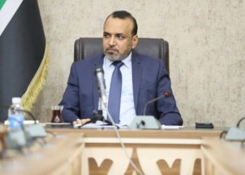 وزير العمل يقاضي مطعما “استغل وجوده فيه لأغراض دعائية”