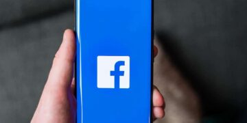 ثلاث خطوات لوقف الإعلانات على Facebook .. إذا شعرت أنّ هاتفك “يتنصّت عليك”