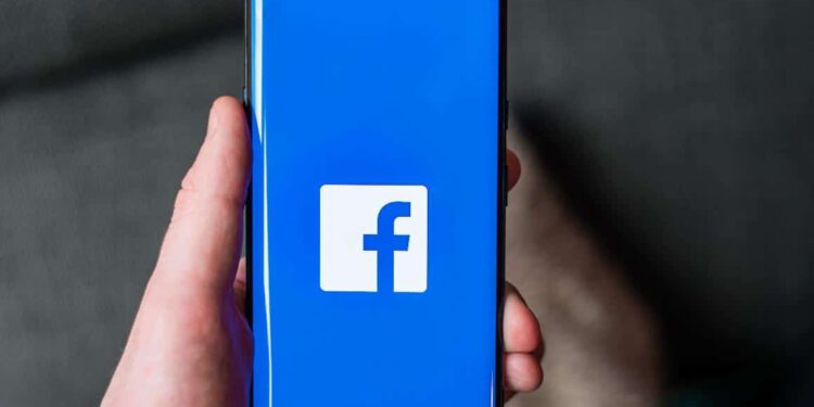 ثلاث خطوات لوقف الإعلانات على Facebook .. إذا شعرت أنّ هاتفك “يتنصّت عليك”