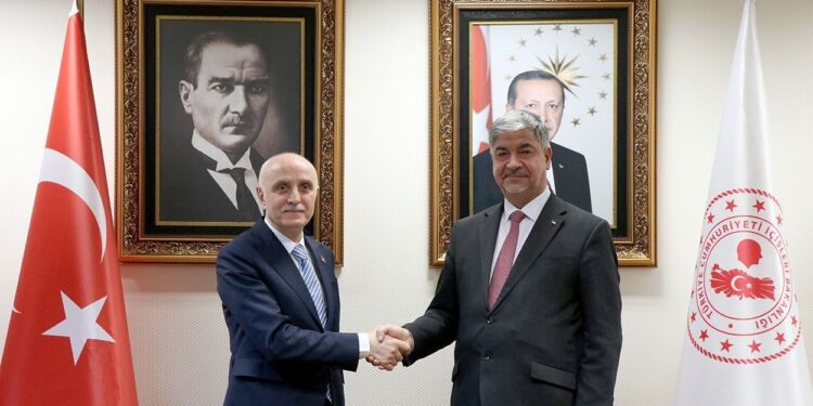 بغداد وأنقرة تبحثان تعزيز التعاون بين البلدين