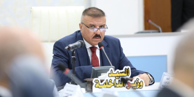 وزير الداخلية يعقد اجتماعاً مع قادة الشرطة لمناقشة الايجاز الفصلي