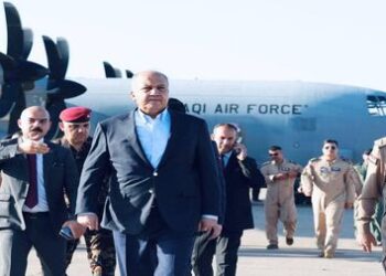 وزير الدفاع يستقبل الطائرتين العائدتين من السودان