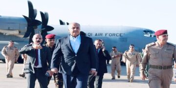 وزير الدفاع يستقبل الطائرتين العائدتين من السودان
