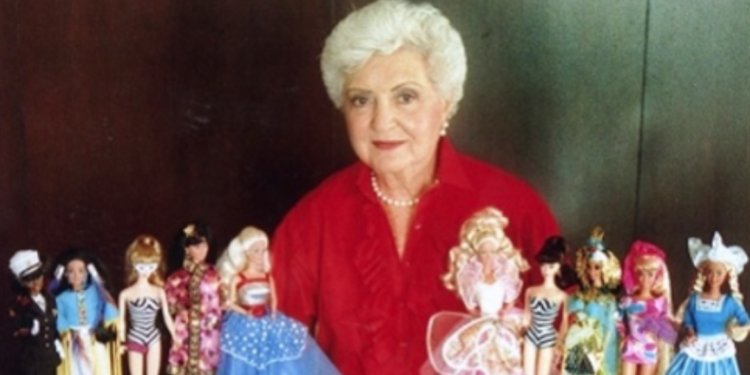 روث هاندلر السيدة التي أحدثت ثورة في عالم الدمى (ابتكرت دمية “باربي” بعد أن استلهمتها من ابنتها)