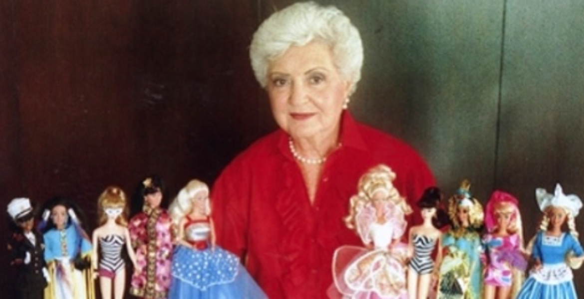 روث هاندلر السيدة التي أحدثت ثورة في عالم الدمى (ابتكرت دمية “باربي” بعد أن استلهمتها من ابنتها)