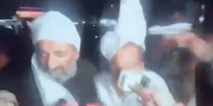 الهند .. فيديو مباشر يرصد قتل نائب سابق وشقيقه بوجود الشرطة