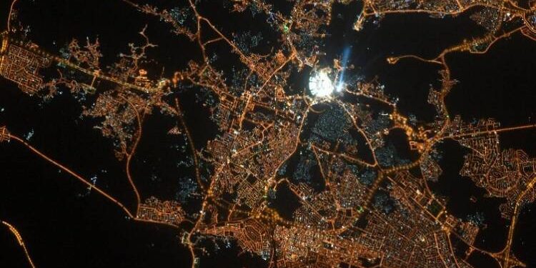 بيت الله الحرام من الفضاء عبارة عن بؤرة ضوء