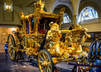 تفاصيل العربة الملكية الذهبية التي سيركبها (الملك تشارلز) في حفل تنصيبه