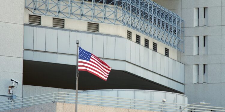 أمريكي يلتقي صديقته بعدما تبادلا الرسائل لمدة 25 عاماً ,, “قضاها بالسجن ظلماً”