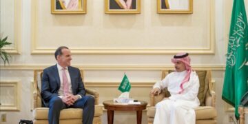 إنزال دبلوماسي أمريكي في السعودية لـ”استعادة النفوذ”