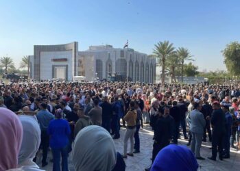 اضراب عن العمل وتظاهرات داخل مقر وزارة المالية