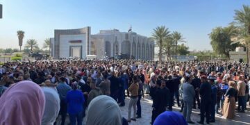 اضراب عن العمل وتظاهرات داخل مقر وزارة المالية