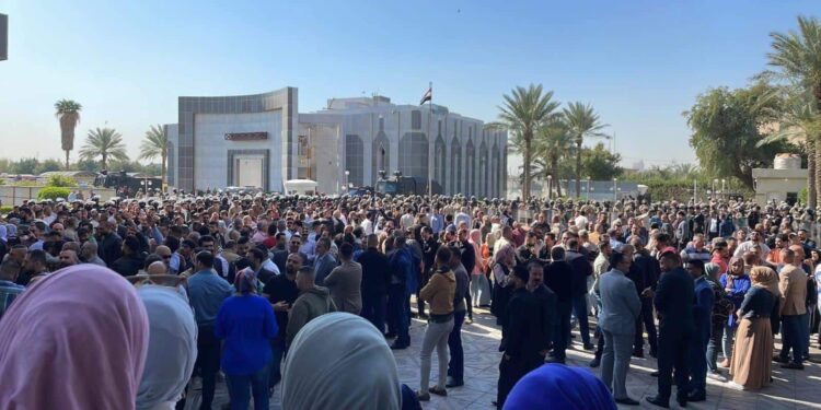 اضراب عن العمل وتظاهرات داخل مقر وزارة المالية