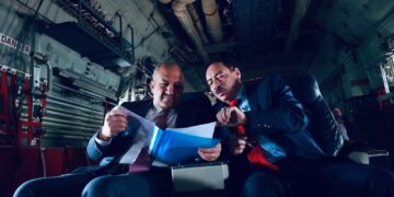 وزير الدفاع  يهبط في مطار الموصل على متن طائرة “C 130”