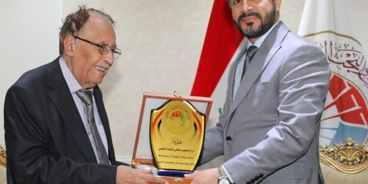 وزير التعليم يؤكد التزامه بدعــم “القامات العلمية العراقية”