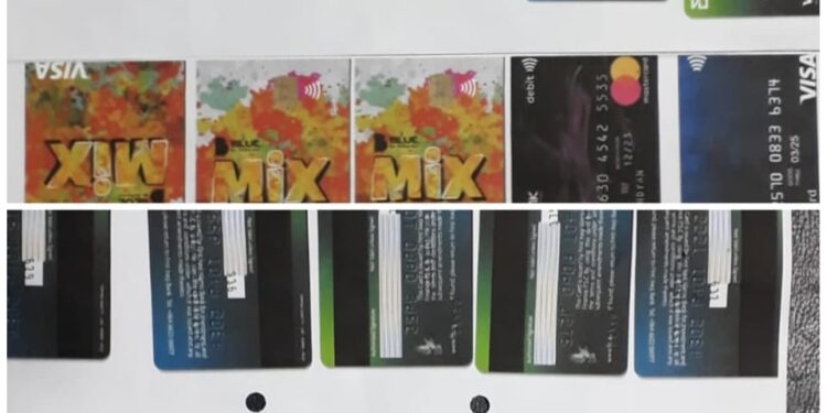 ضبط 20 بطاقة مصرفية في مطار كركوك معبئة “معدة للتهريب”