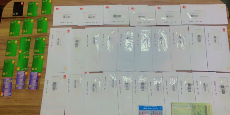 ضبط (42 فيزا كارد) معدة للتهريب في مطار بغداد