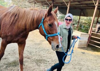 شابة عراقية تفتتـح مشروعا لــتدريب النســـاء على ركوب الخيل