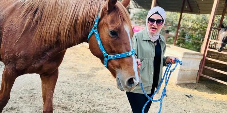 شابة عراقية تفتتـح مشروعا لــتدريب النســـاء على ركوب الخيل