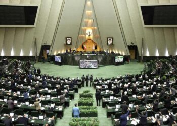 إيران .. نواب يستلمون الرشاوي للتغاضي عن الاستجواب