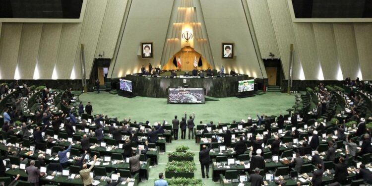 إيران .. نواب يستلمون الرشاوي للتغاضي عن الاستجواب