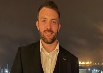 عضو مجلس بلدي بريطاني ..(على جميع الرجال البيض الحصول على عبد أسود)