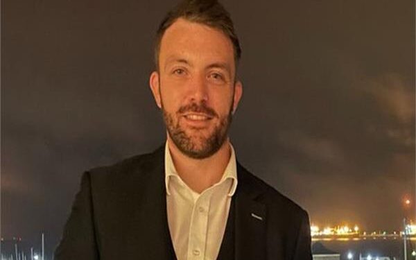 عضو مجلس بلدي بريطاني ..(على جميع الرجال البيض الحصول على عبد أسود)