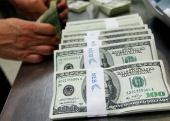 عراقيون يشكون (الإجراءات المعقدة) في عمليات الحصول على الدولار