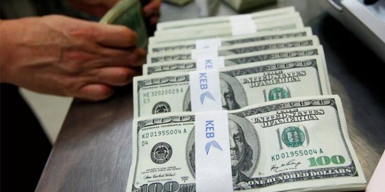 عراقيون يشكون (الإجراءات المعقدة) في عمليات الحصول على الدولار