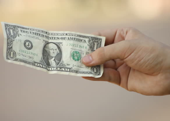 مسن أمريكي “يسطــو على بنك” لسرقة دولار واحد