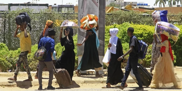 السودان .. المعارك مستمرة والآلاف يفرون من الخرطوم