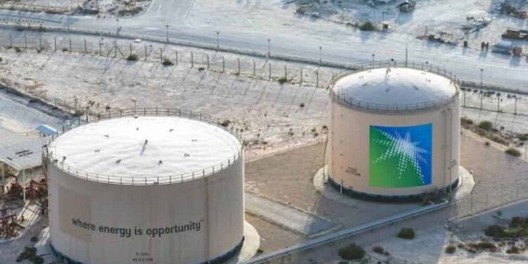 السعودية قد ترفع أسعار “صادرات الخام” إلى آسيا بعد خفض أوبك+ للإنتاج